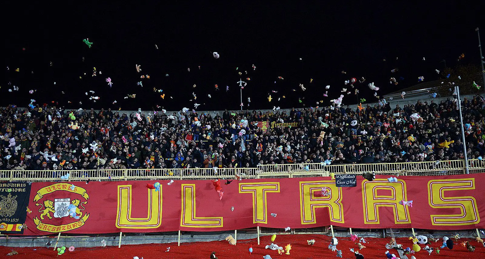 Catanzaro-Avellino, dalla Curva Massimo Capraro piovono peluche: lo stadio si ferma e abbraccia i bambini\n