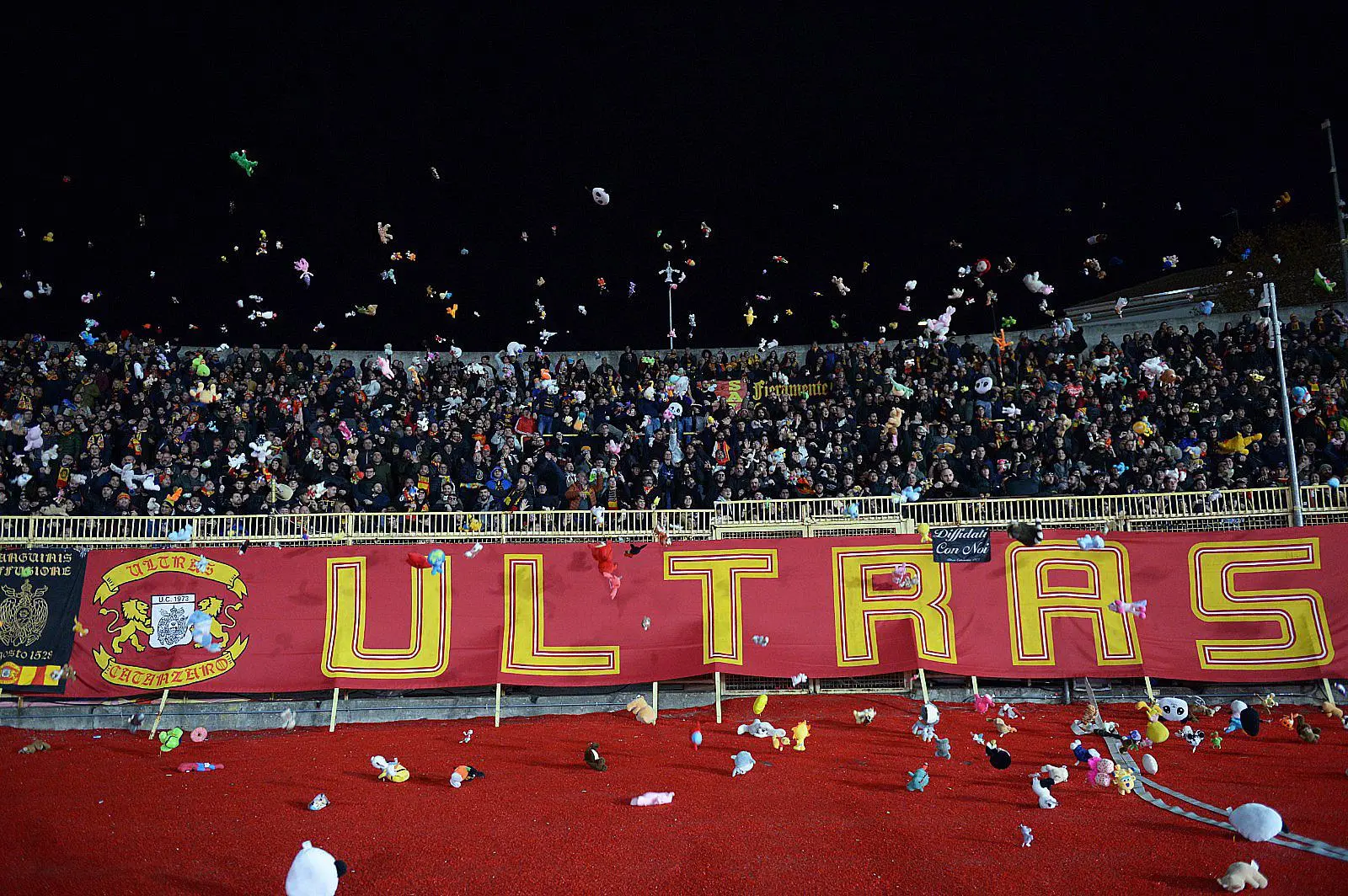 Catanzaro-Avellino, dalla Curva Massimo Capraro piovono peluche: lo stadio si ferma e abbraccia i bambini\n