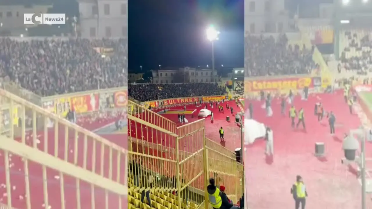 Lancio di peluches dagli spalti al Ceravolo di Catanzaro