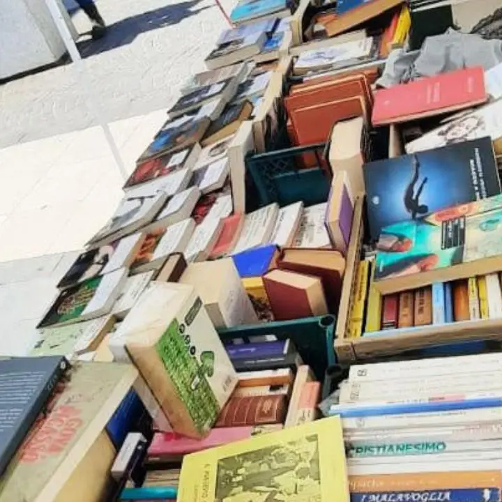 La storia di Stefano, il giovane libraio di strada che riporta la cultura nelle piazze della Calabria\n