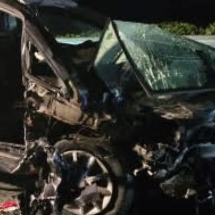 Incidente nella notte a Sibari, nell’impatto tra due auto ferite tre persone: una è grave\n