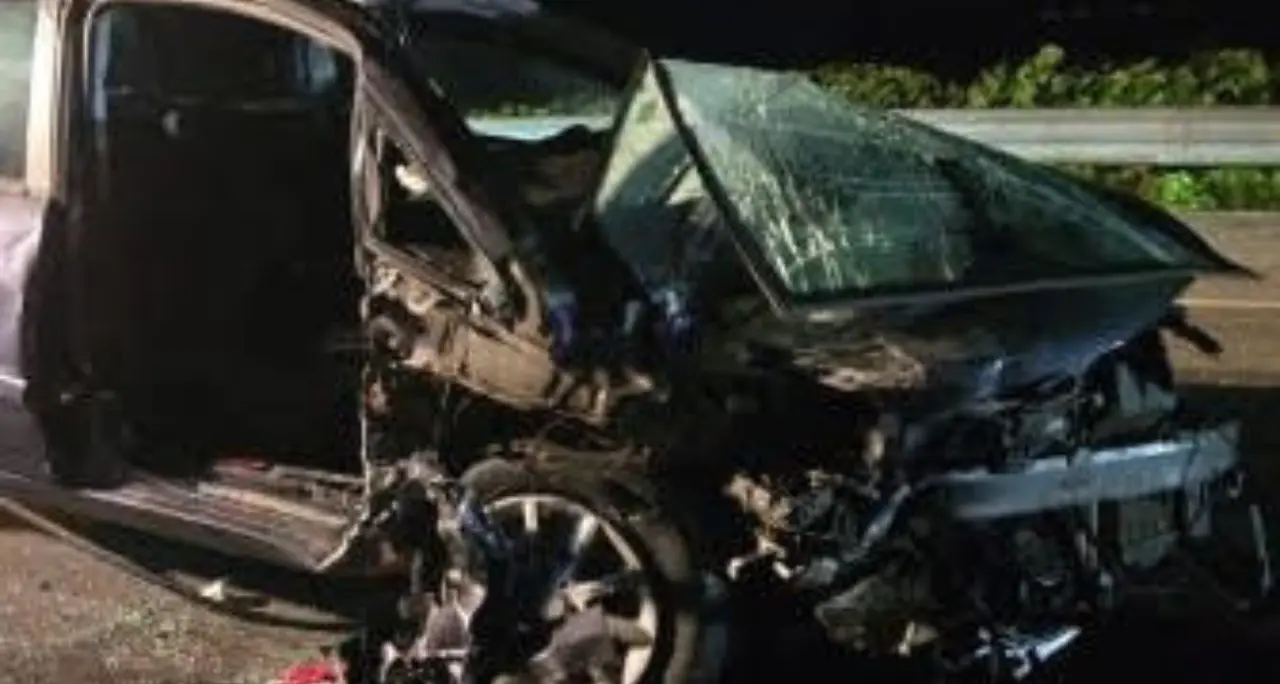 Incidente nella notte a Sibari, nell’impatto tra due auto ferite tre persone: una è grave\n