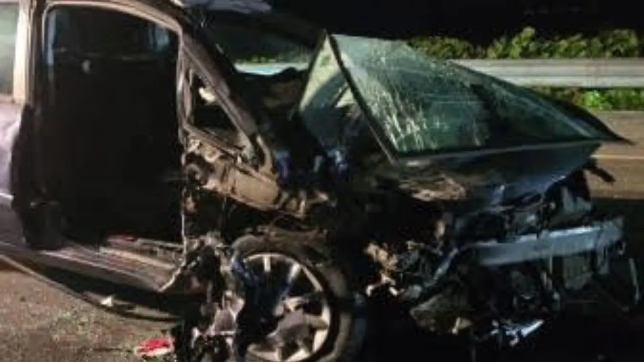 Incidente nella notte a Sibari, nell’impatto tra due auto ferite tre persone: una è grave\n