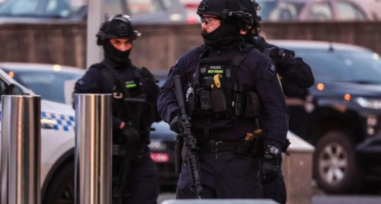 Australia, sparatoria a Sydney: 12 morti a Bondi Beach. Ucciso uno dei due attentatori\n