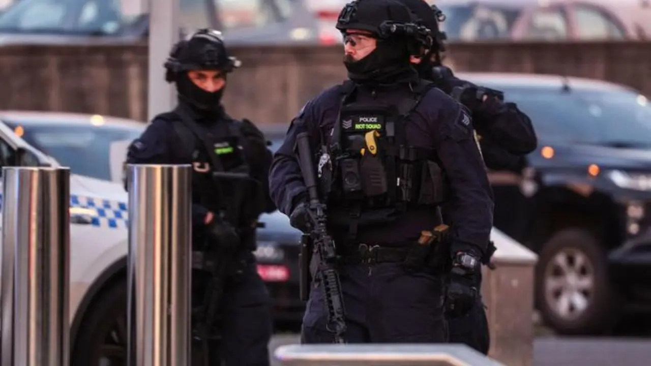 Australia, sparatoria a Sydney: «Almeno dieci i morti a Bondi Beach. Uccisi due attentatori»\u00A0\n