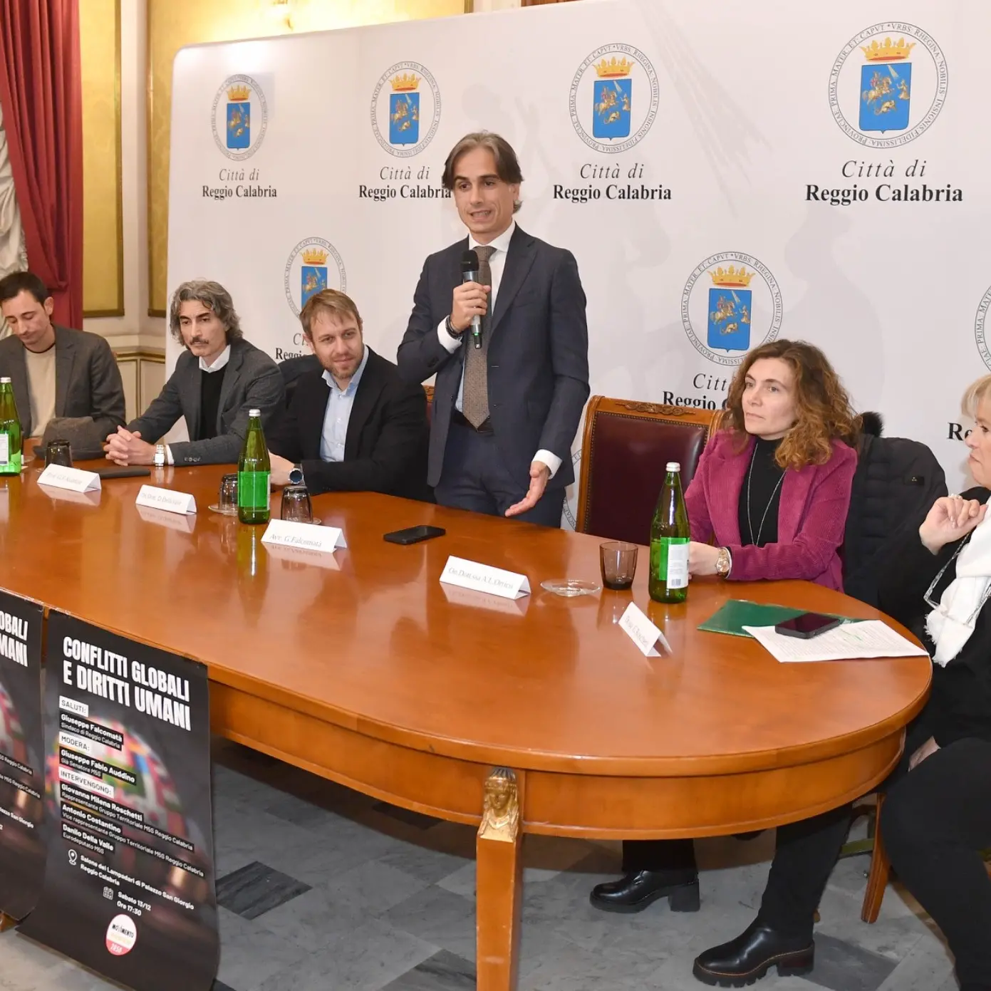 Falcomatà al dibattito “Conflitti globali e diritti umani”: «Cresce la sofferenza e aumentano gli introiti dei signori della guerra»\n\u00A0\n