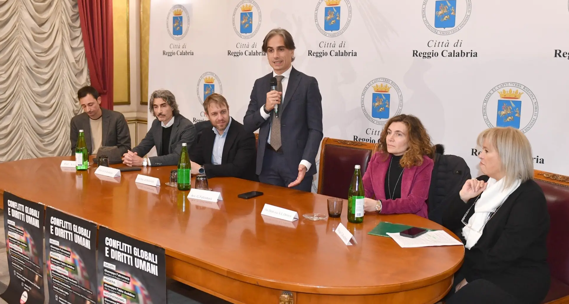 Falcomatà al dibattito “Conflitti globali e diritti umani”: «Cresce la sofferenza e aumentano gli introiti dei signori della guerra»\n\u00A0\n