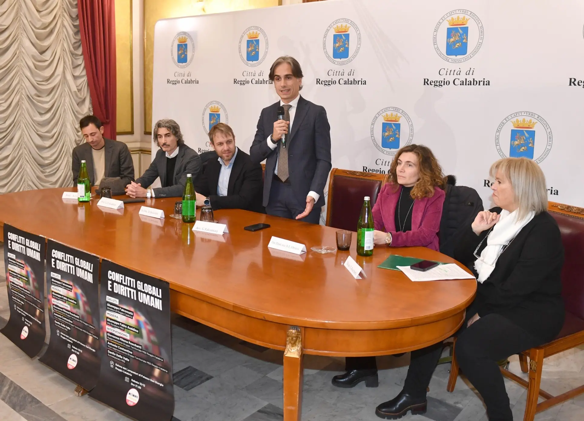 Falcomatà al dibattito “Conflitti globali e diritti umani”: «Cresce la sofferenza e aumentano gli introiti dei signori della guerra»\n\u00A0\n