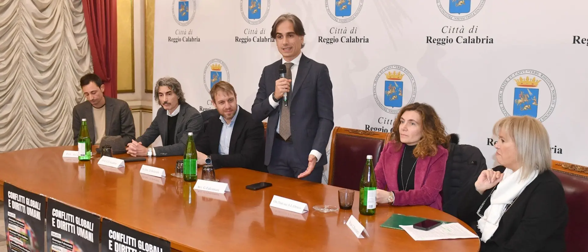 Falcomatà al dibattito “Conflitti globali e diritti umani”: «Cresce la sofferenza e aumentano gli introiti dei signori della guerra»\n\u00A0\n