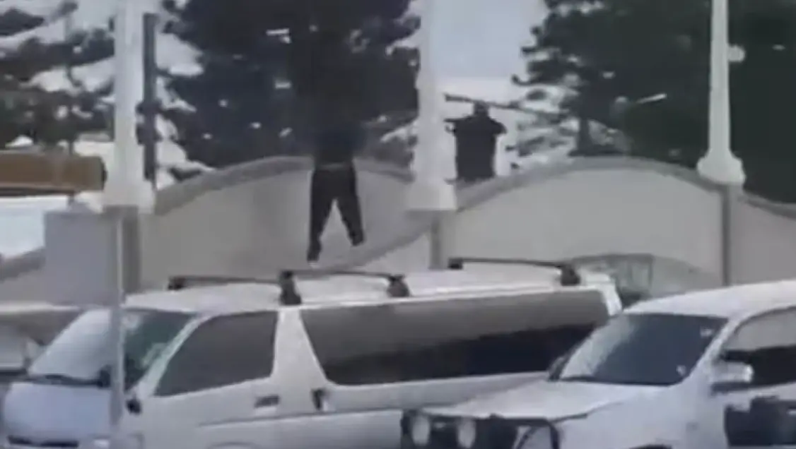 Sparatoria di massa a Bondi Beach: almeno 12 morti, la polizia parla di atto terroristico