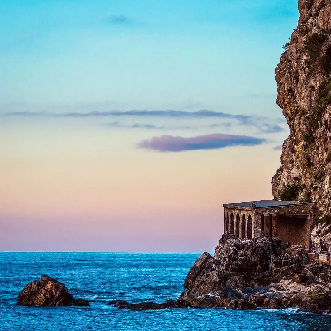 Scilla, incanto tra pietra e tramonto\n