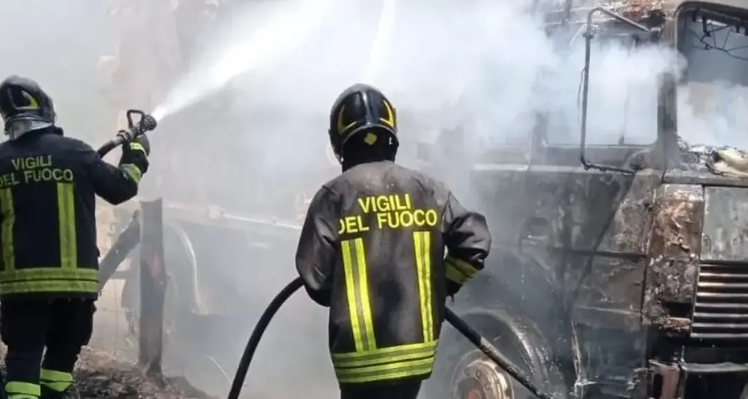 Domenica di emergenze a Corigliano-Rossano: trattore ribaltato e incendio domestico, doppio intervento dei pompieri\n