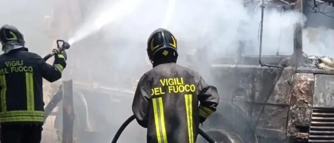 Domenica di emergenze a Corigliano-Rossano: trattore ribaltato e incendio domestico, doppio intervento dei pompieri\n