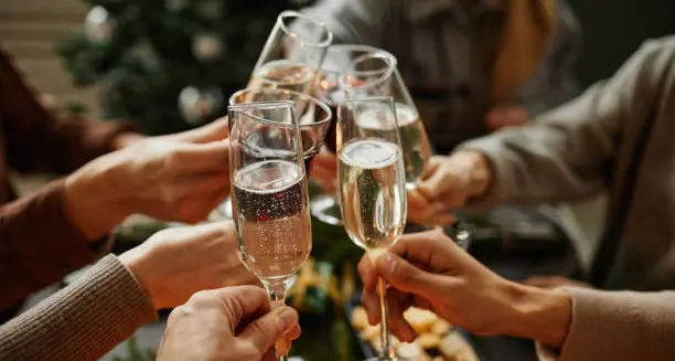 Da brindisi a dopocena, l'alcol minaccia il Natale: a rischio fegato e cervello\n