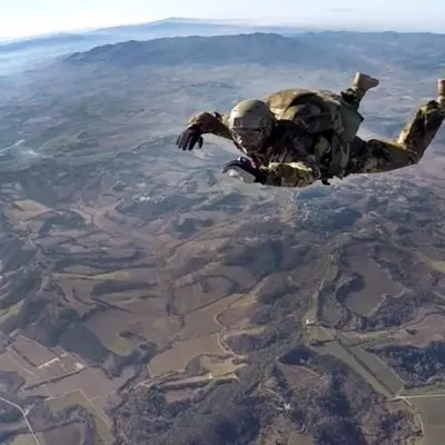 Fiano, si attorcigliano i paracadute durante il lancio: 2 morti\n