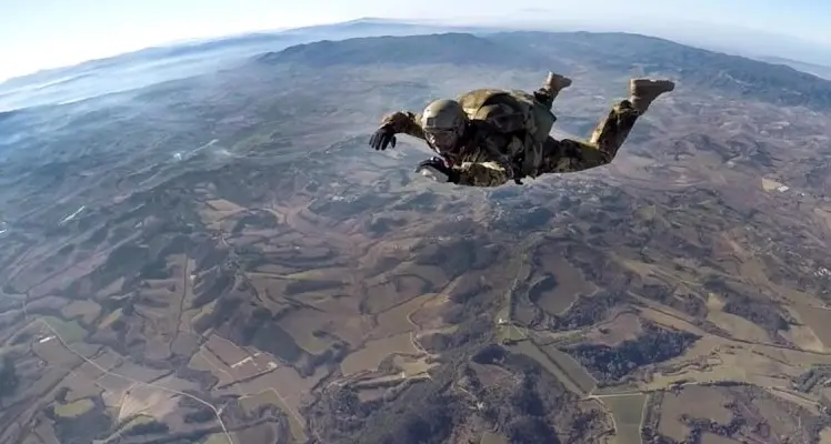 Fiano, si attorcigliano i paracadute durante il lancio: 2 morti\n