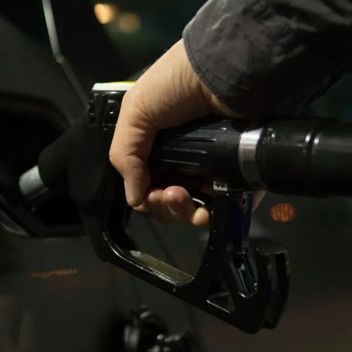 Da gennaio scatta l’aumento del gasolio: un pieno da 50 litri costerà 2 euro e 47 centesimi in più\n