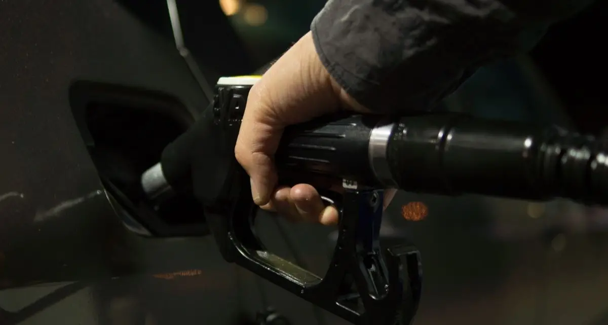 Da gennaio scatta l’aumento del gasolio: un pieno da 50 litri costerà 2 euro e 47 centesimi in più\n