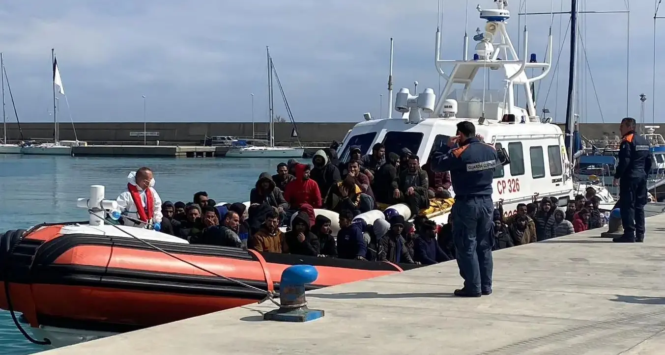 Roccella, riprendono gli sbarchi di migranti: soccorse 75 persone\n