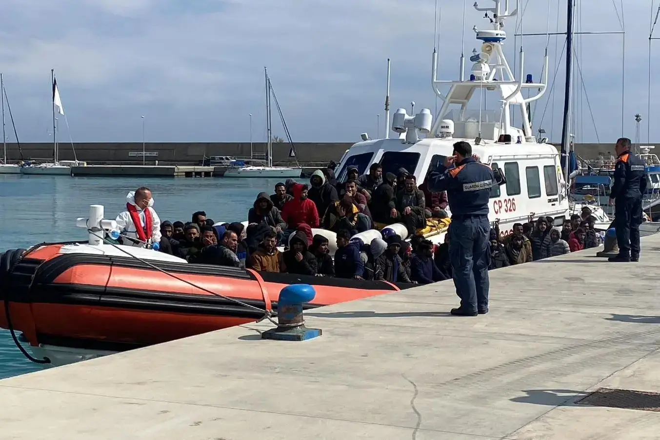 Roccella, riprendono gli sbarchi di migranti: soccorse 75 persone\n