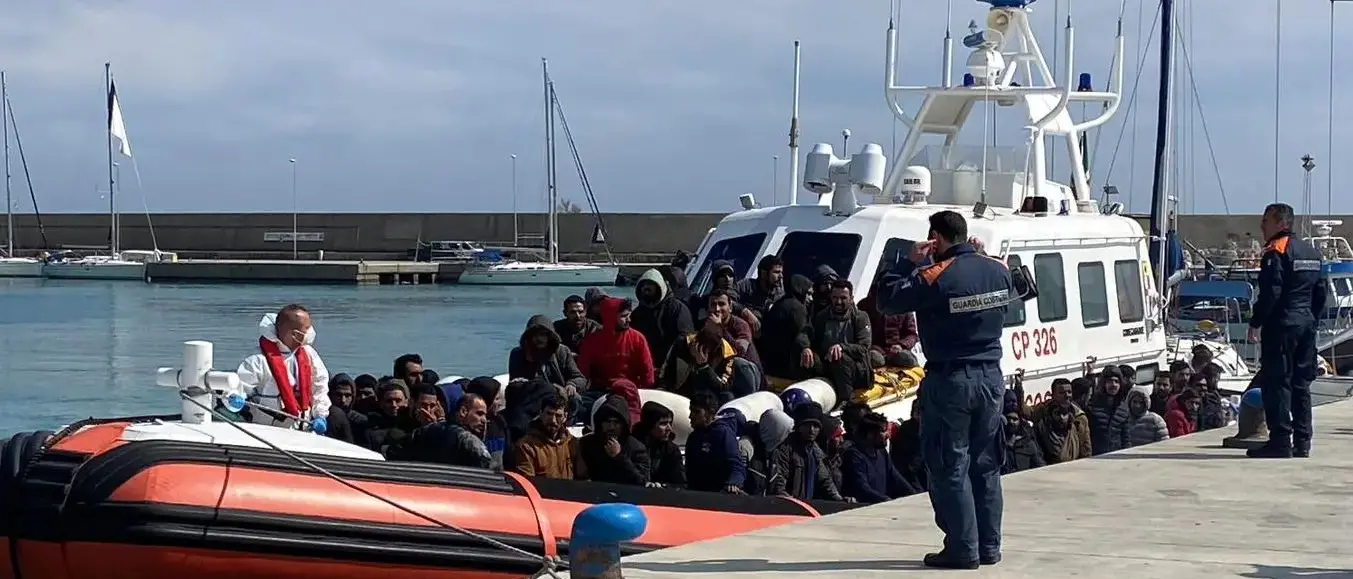 Roccella, riprendono gli sbarchi di migranti: soccorse 75 persone\n