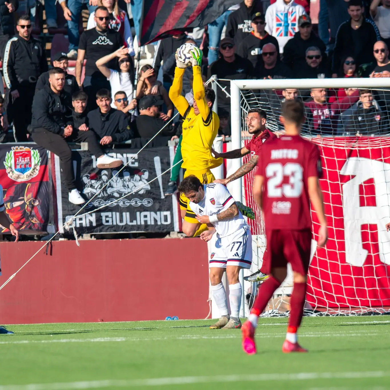 Cosenza, distacco dalla vetta immutato\u00A0ma i lupi scendono al 4° posto