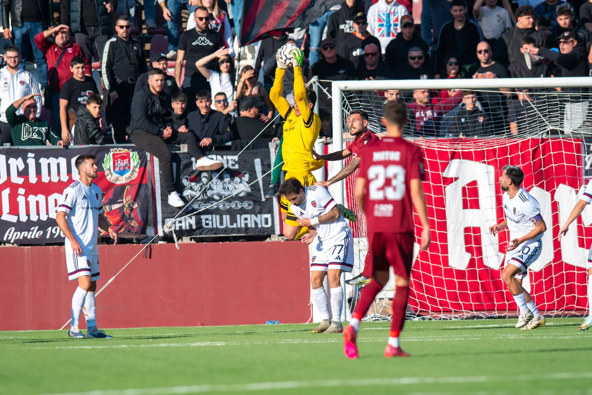 Cosenza, distacco dalla vetta immutato\u00A0ma i lupi scendono al 4° posto