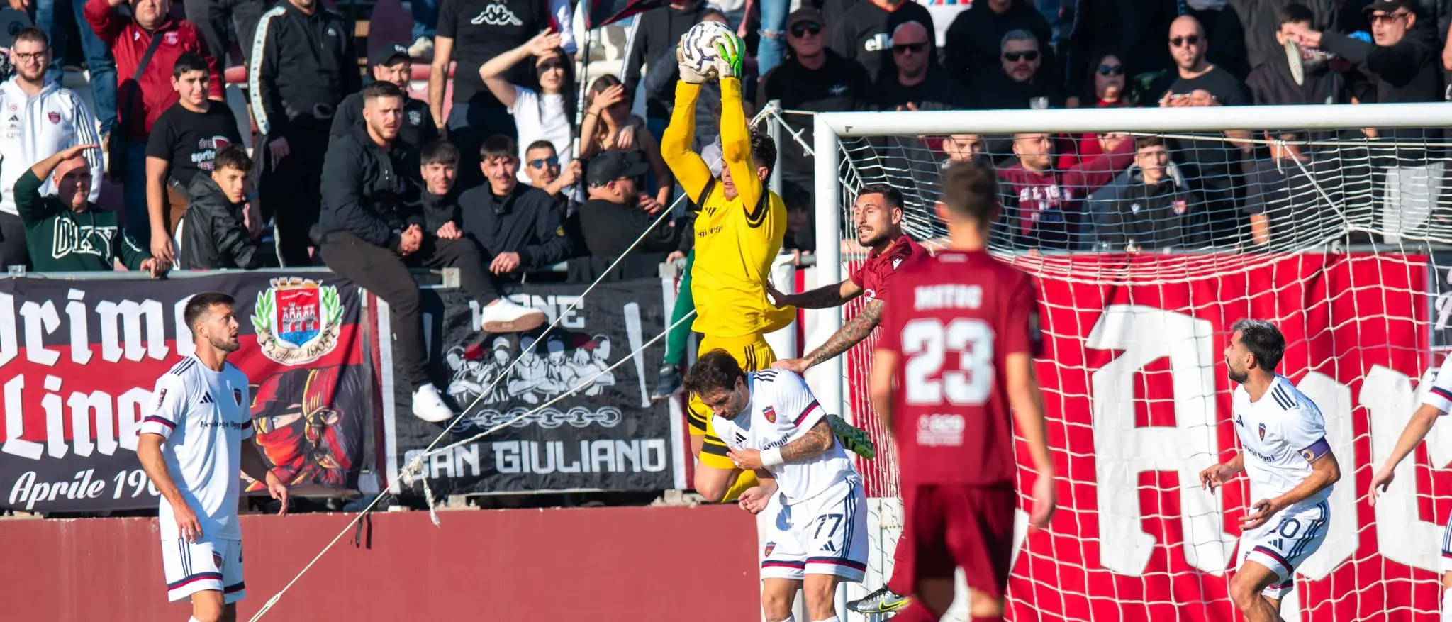 Cosenza, distacco dalla vetta immutato\u00A0ma i lupi scendono al 4° posto