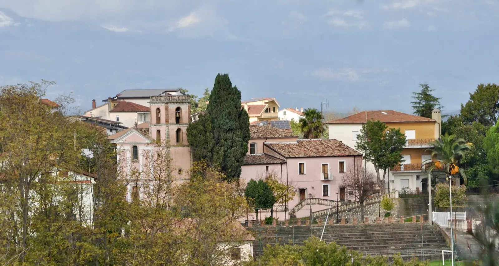 Rende, il Comune fa chiarezza: «E’ stato il Parroco a chiedere di tagliare i cipressi»