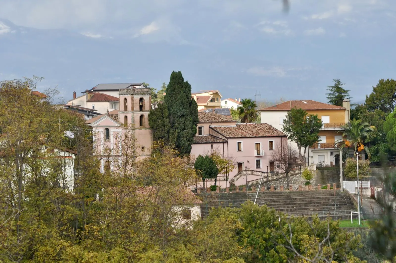Rende, il Comune fa chiarezza: «E’ stato il Parroco a chiedere di tagliare i cipressi»