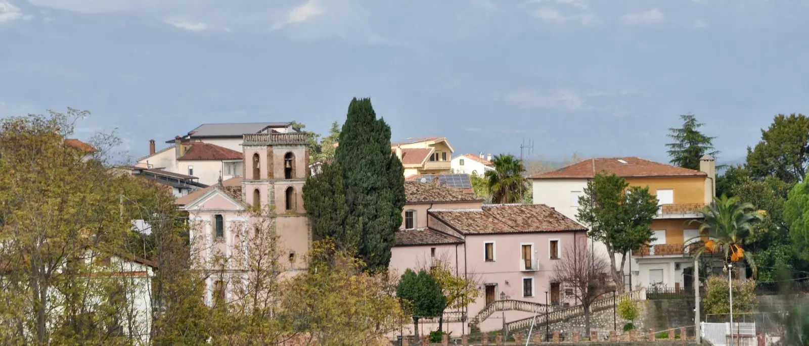 Rende, il Comune fa chiarezza: «E’ stato il Parroco a chiedere di tagliare i cipressi»