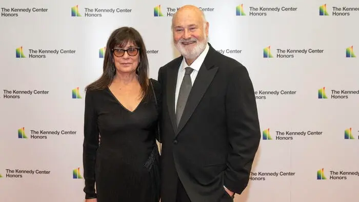 <p>Rob Reiner e sua moglie Michele Singer (foto Ansa)</p>\\n , EPA