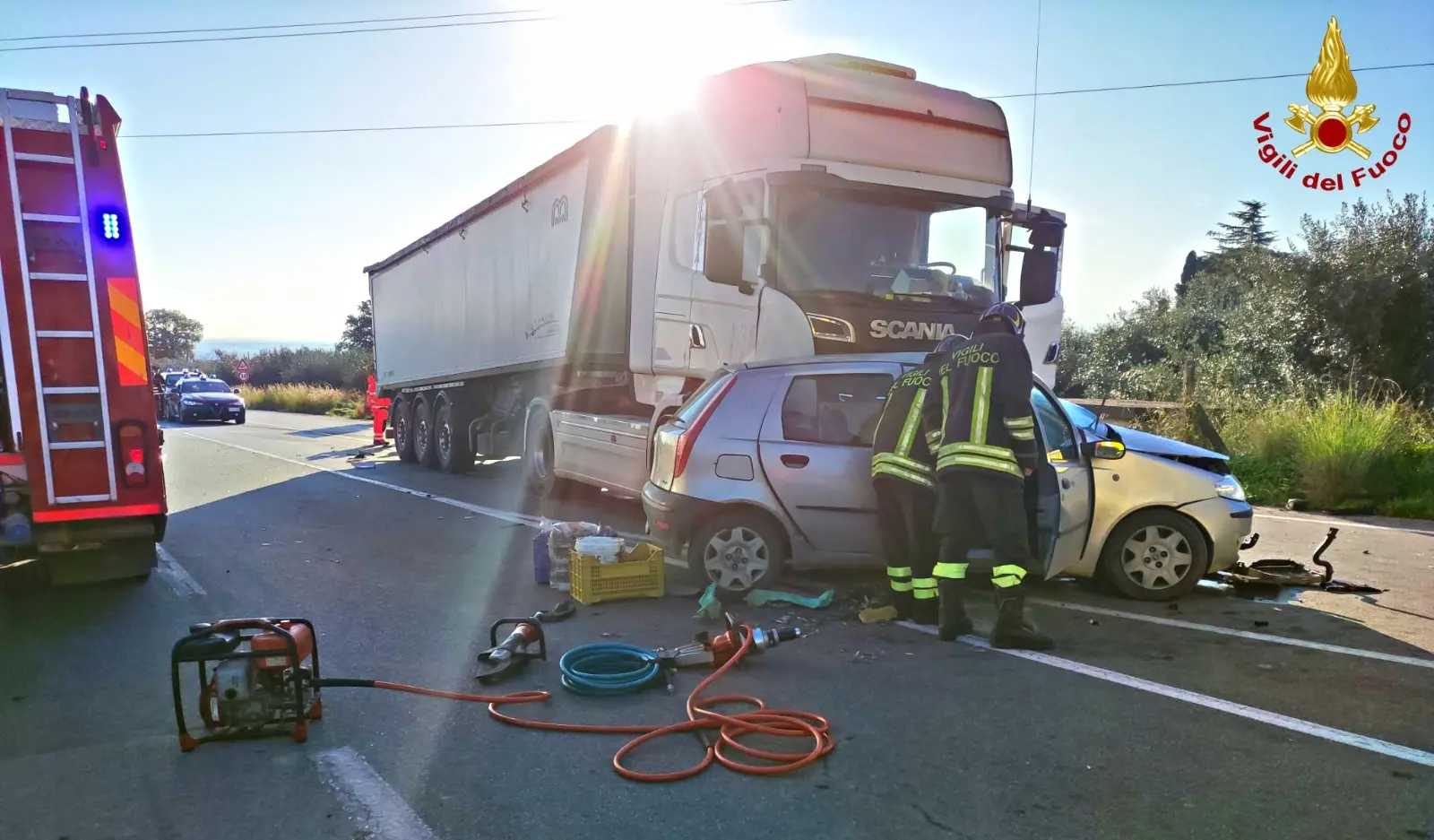Incidente nel Cosentino\u00A0sulla strada provinciale\u00A0263, morto il conducente di un’auto dopo lo scontro con un tir\n