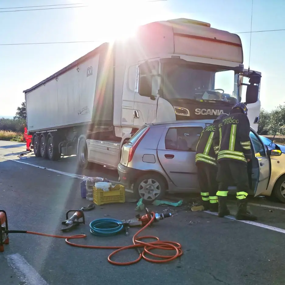 Incidente nel Cosentino\u00A0sulla strada provinciale\u00A0263, morto il conducente di un’auto dopo lo scontro con un tir\n