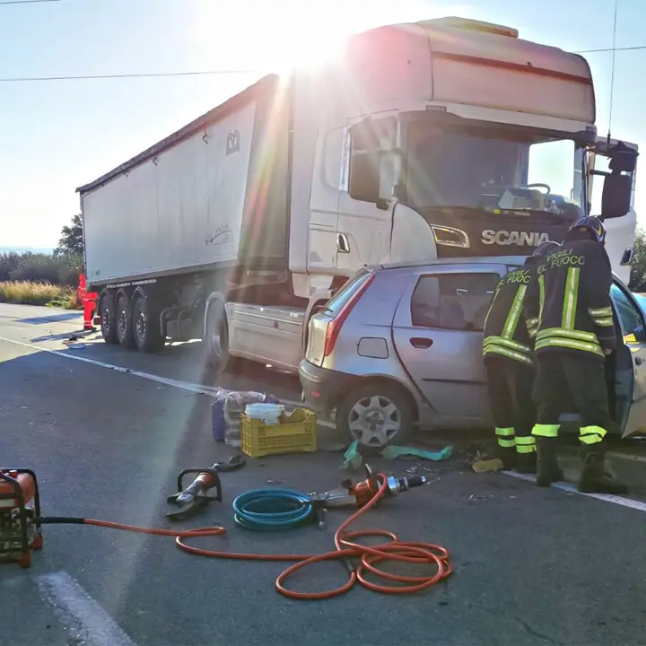 Cerchiara, sangue\u00A0sulla SS 263. Muore un uomo\u00A0dopo lo scontro tra una Punto e un tir