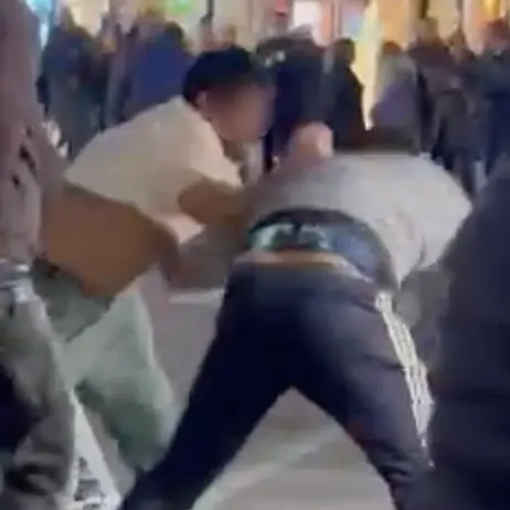 Corigliano Rossano, violenta rissa in pieno centro: gravi ferite al volto per uno dei due litiganti