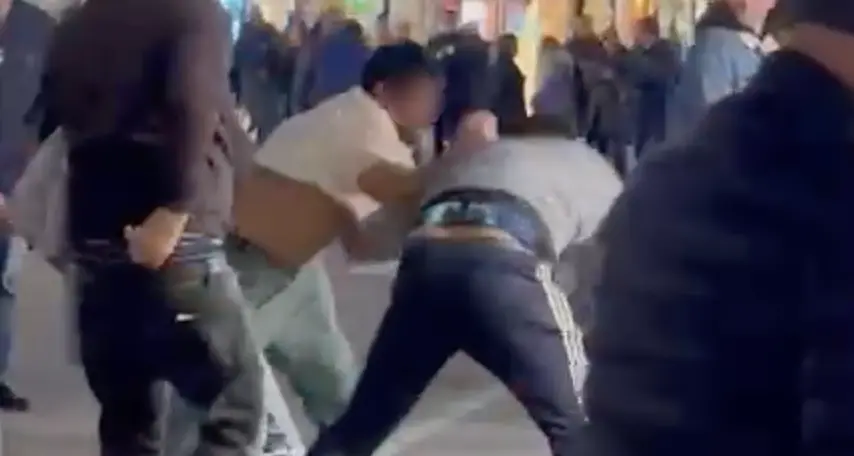 Corigliano Rossano, botte da orbi in pieno centro. Un uomo morso all’orecchio