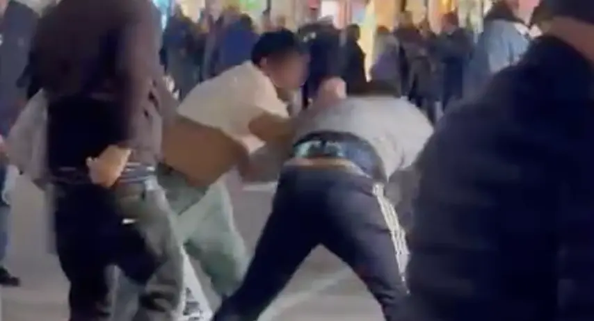 Corigliano Rossano, botte da orbi in pieno centro. Un uomo morso all’orecchio