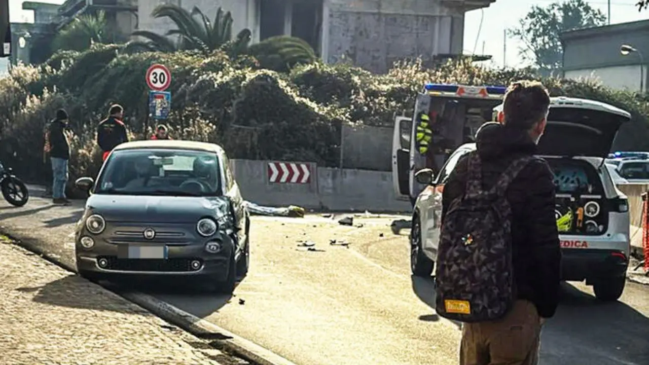 Incidenti\u00A0stradali\u00A0nel Napoletano e nel Riminese, morti due giovani studenti mentre andavano a scuola\n