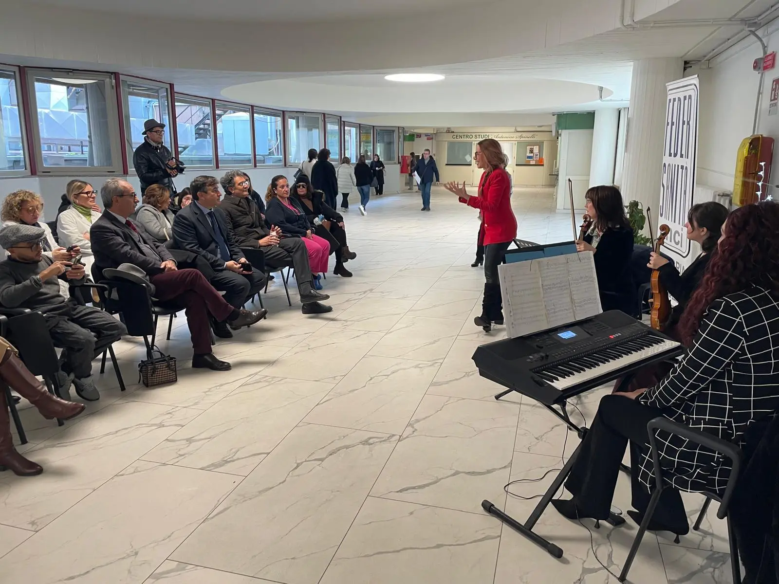 Al G.O.M. fa tappa il tour “La musica, un’emozione che cura”: la musica per spezzare la routine di pazienti e\u00A0operatori\n