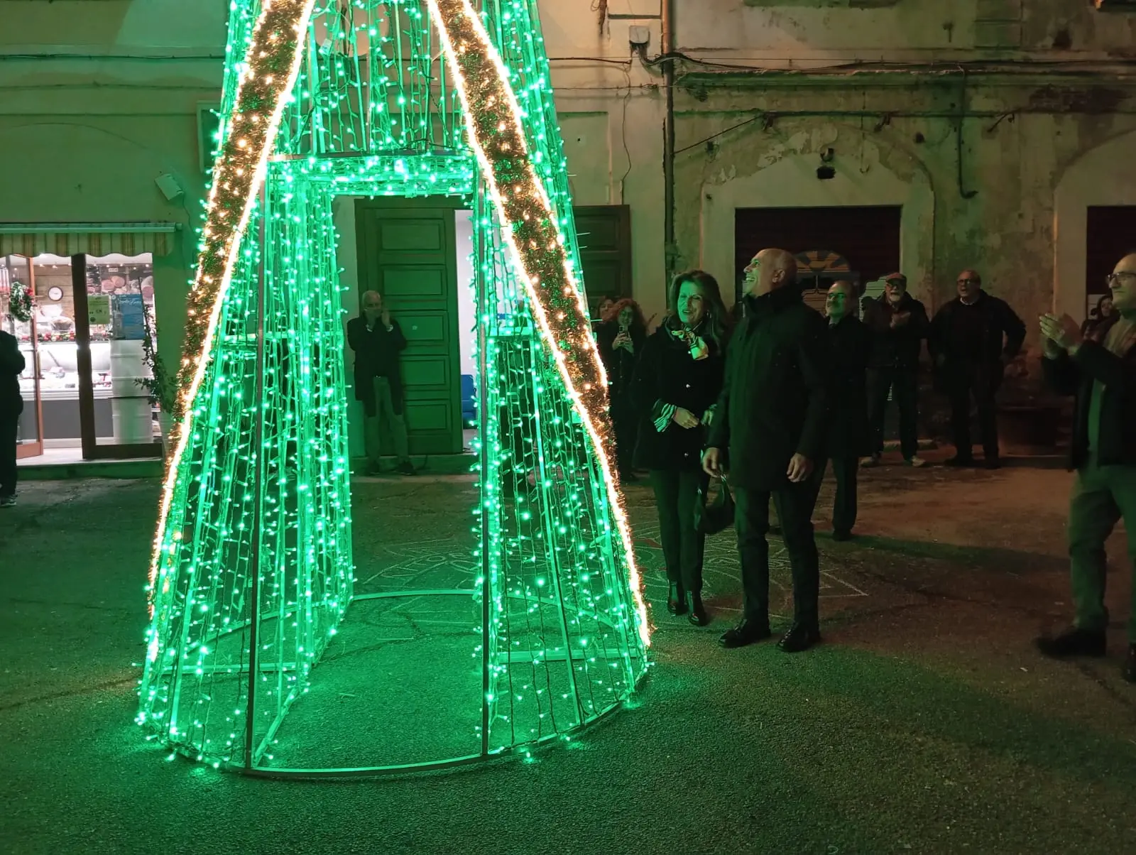 Acceso l’albero nel centro storico, Cosenza apre le festività\n