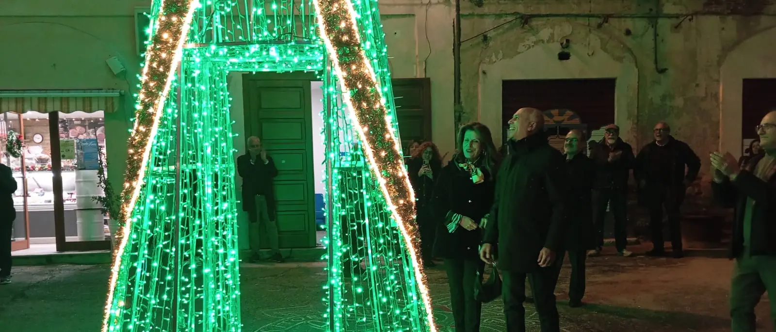 Acceso l’albero nel centro storico, Cosenza apre le festività\n