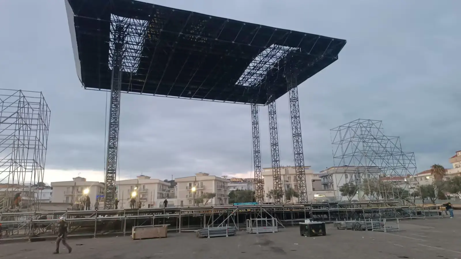 Prende forma il grande palco Rai per la diretta di S. Silvestro “L’anno che verrà”