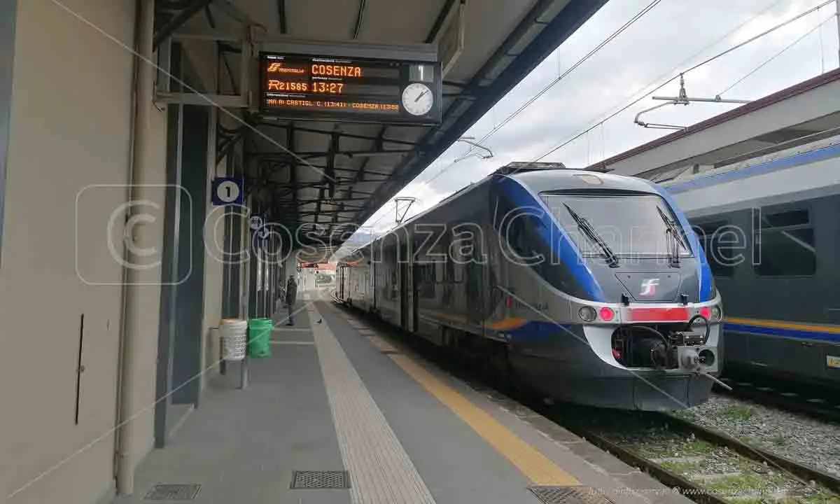 Udicon Calabria, pendolari in\u00A0difficoltà: «Servono interventi urgenti sulla linea Paola–Reggio Calabria»\n