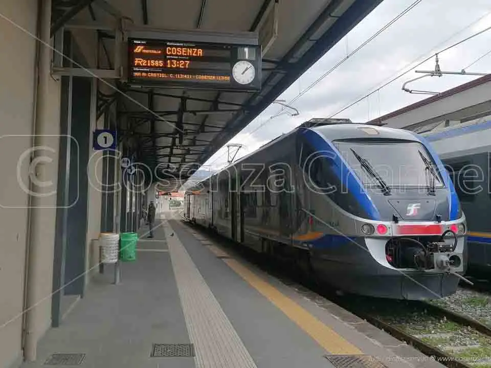 Udicon Calabria, pendolari in difficoltà: «Servono interventi urgenti sulla linea Paola–Reggio Calabria»