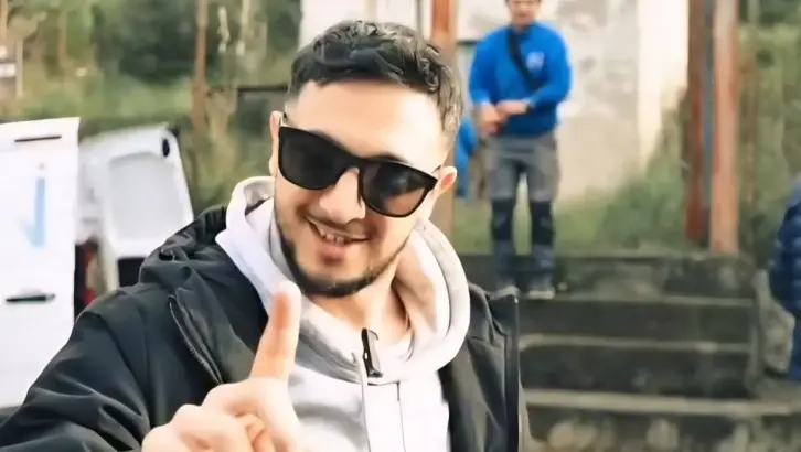 <p>Vito Mandarano in una scena della puntata youtube "Una giorata da sindaco"</p>\\n