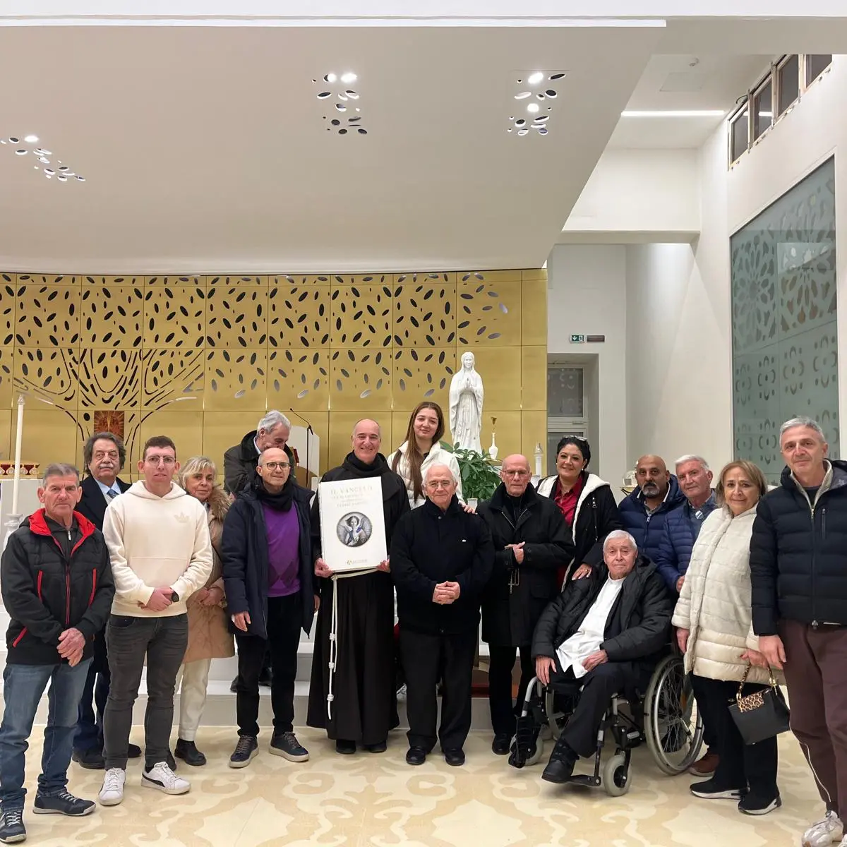 Santuario dello Scoglio,\u00A0Donato a Fratel Cosimo consegnano il prezioso Vangelo del Giubileo 2025\n