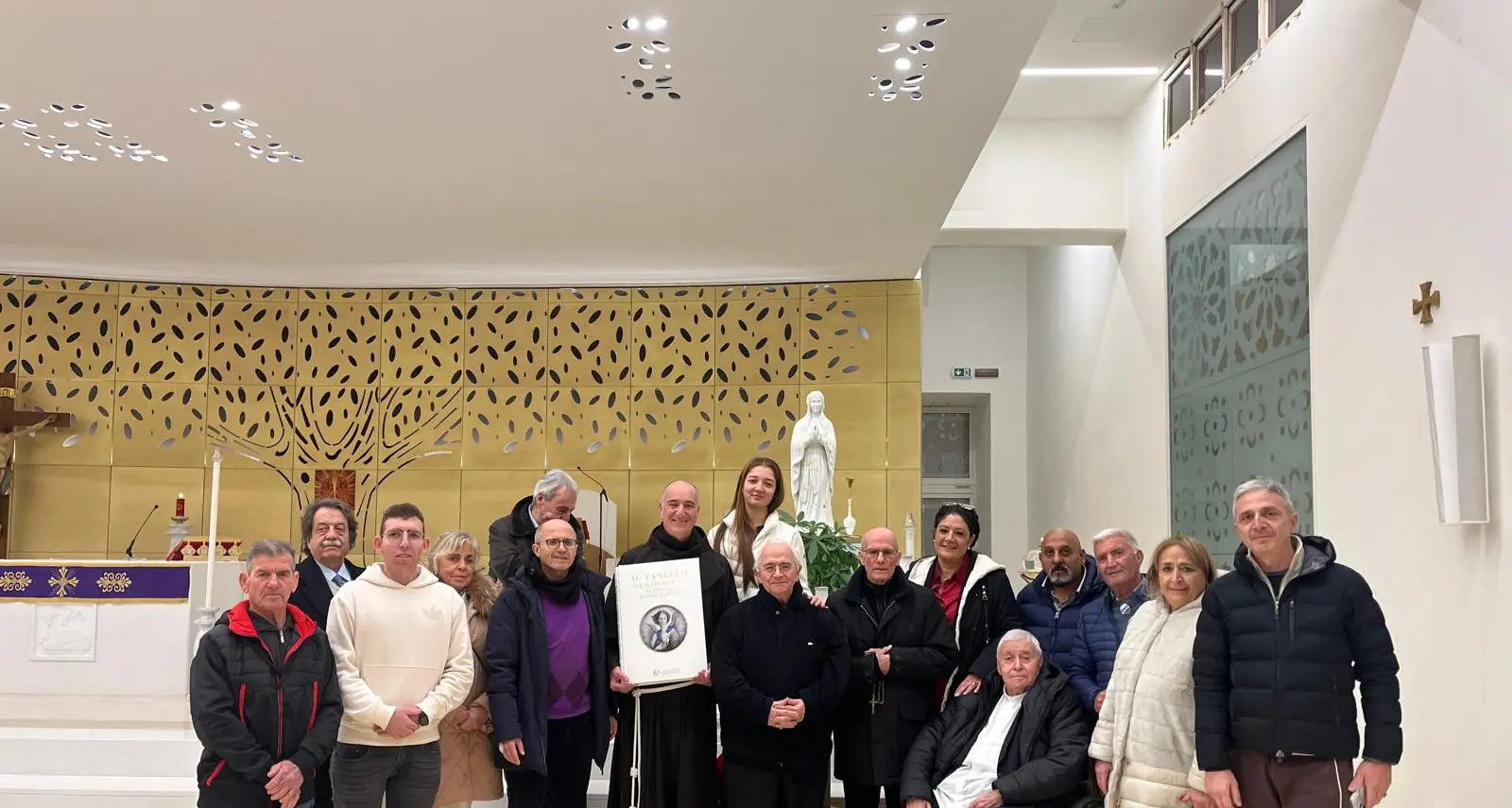 Santuario dello Scoglio,\u00A0Donato a Fratel Cosimo consegnano il prezioso Vangelo del Giubileo 2025\n