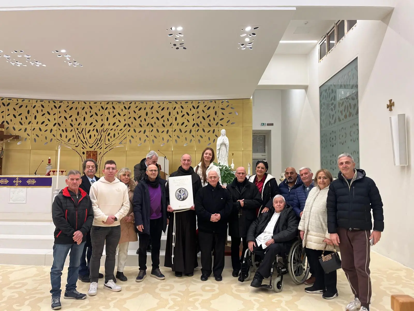 Santuario dello Scoglio,\u00A0Donato a Fratel Cosimo consegnano il prezioso Vangelo del Giubileo 2025\n