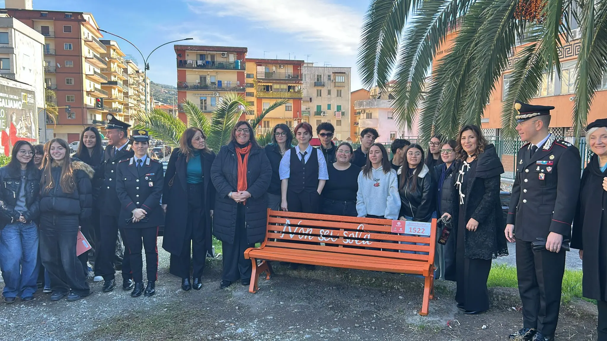 Lamezia Terme, inaugurata la Panchina arancione contro la violenza di genere davanti le scuole cittadine\n